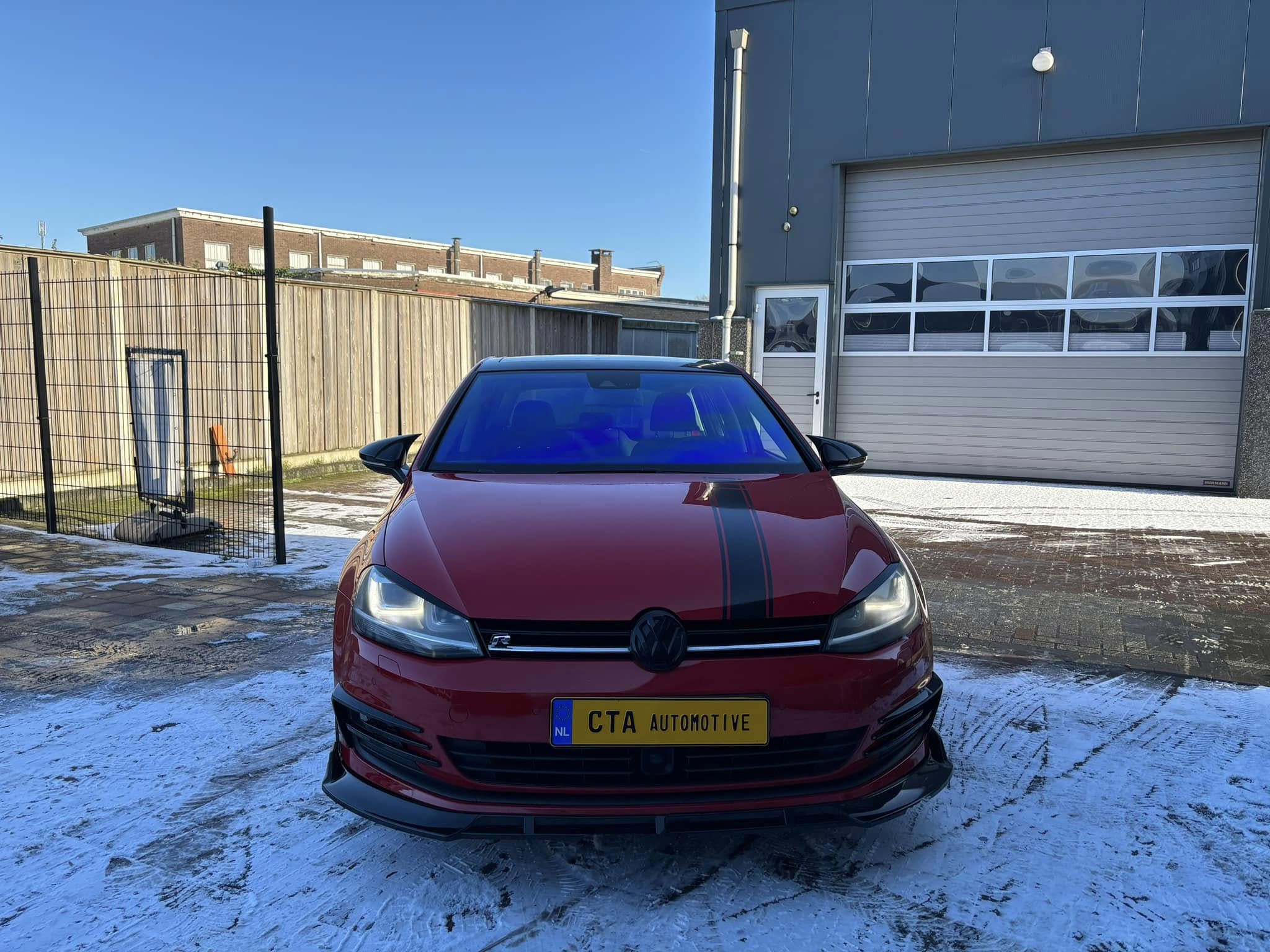 Cartint Almelo Volkswagen Golf met rood gewrapte motorkap en getinte ramen
