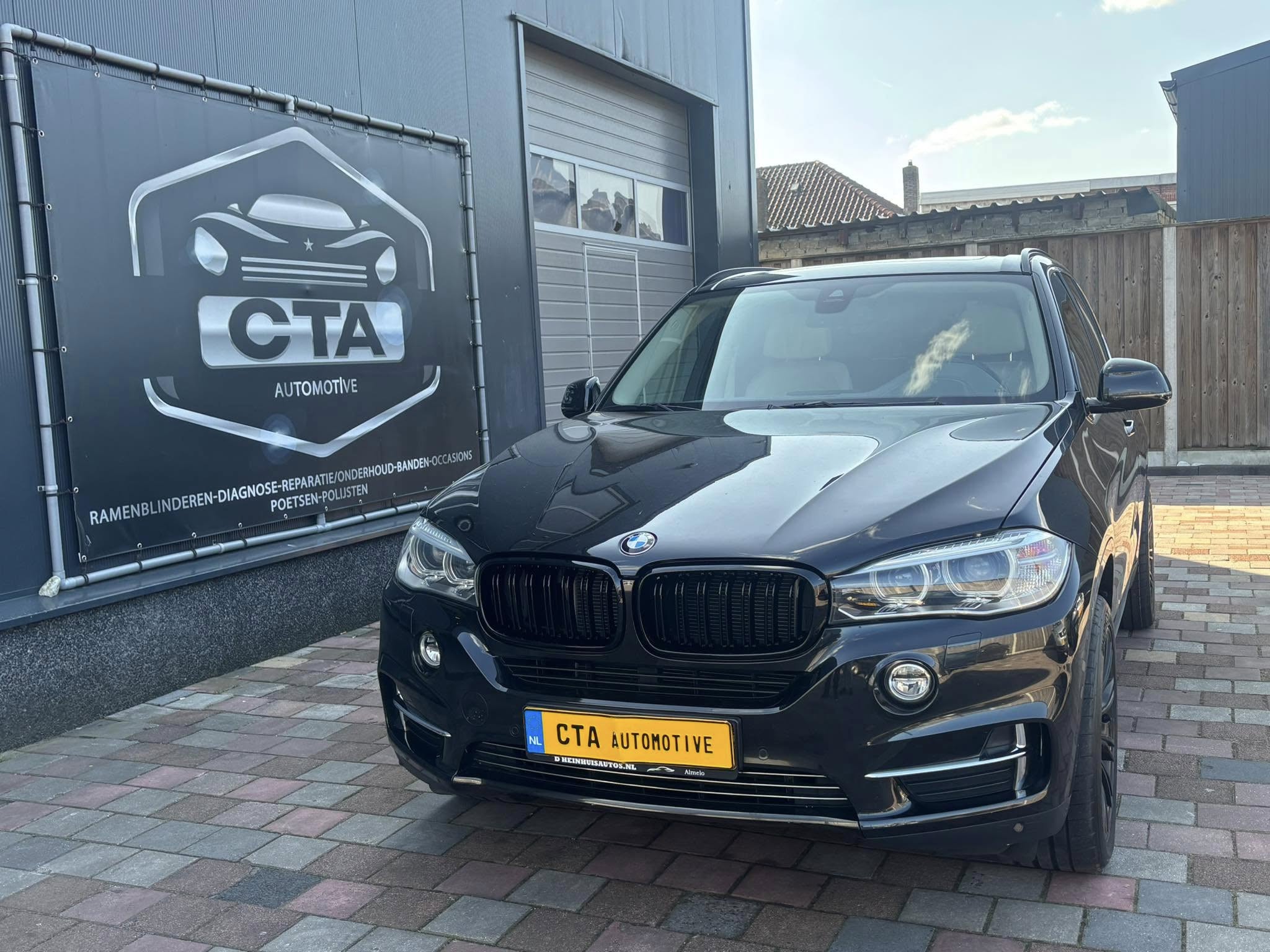 Cartint Almelo zwarte BMW X5 met geblindeerde ruiten en glanzende wrap