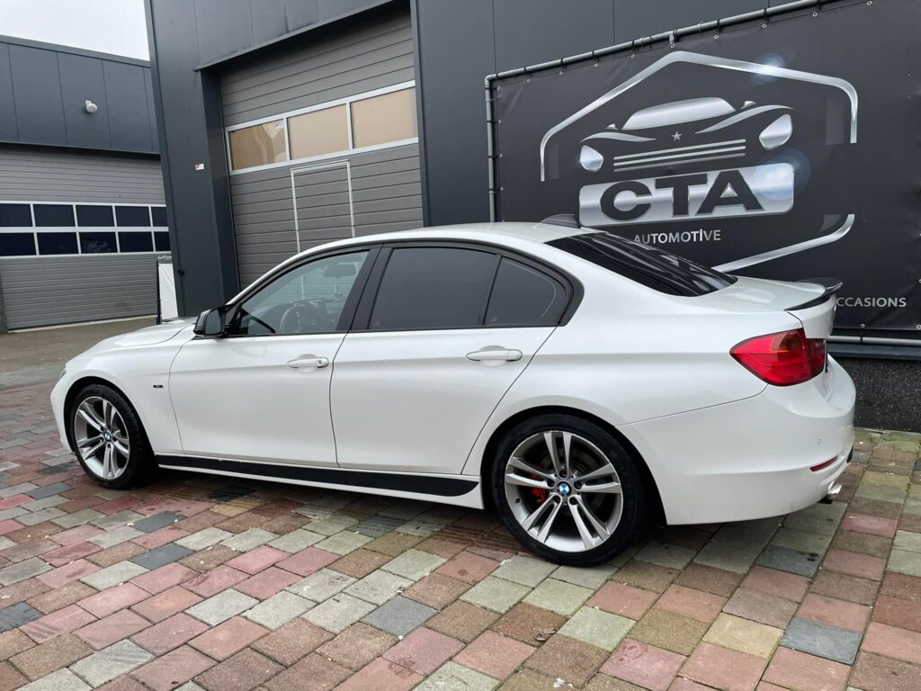 Cartint Almelo witte BMW met zwarte accenten en professioneel raamfolie